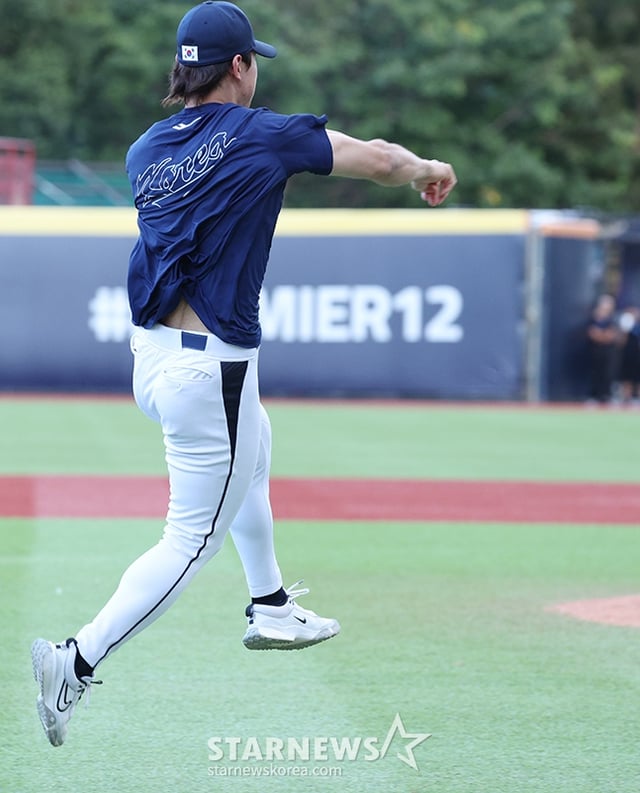 '2024 WBSC 프리미어12' B조 예선 한국-도미니카전이 지난달 16일 대만 티엔무 야구장에서 열렸다. 김도영이 수비 훈련을 하고 있다. /사진=김진경 대기자