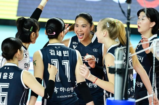 한국도로공사 선수단이 24일 김천실내체육관에서 열린 도드람 2024~2025 V리그 여자부 정규시즌 3라운드 홈경기에서 득점 후 기뻐하고 있다. /사진=한국배구연맹 제공