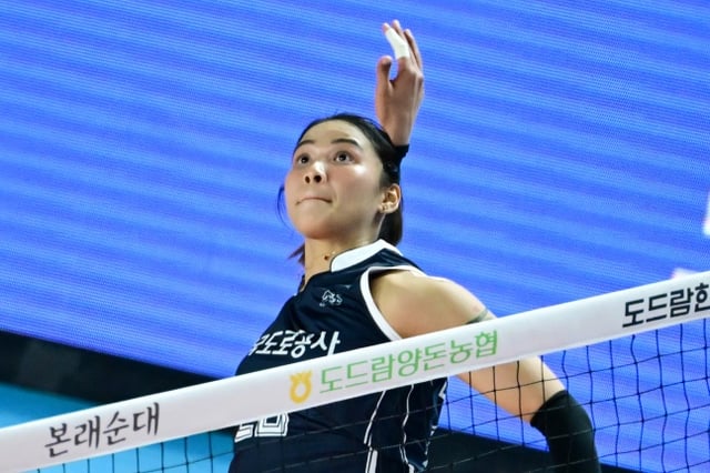 한국도로공사의 타나차가 24일 김천실내체육관에서 열린 도드람 2024~2025 V리그 여자부 정규시즌 3라운드 홈경기에서 공격을 시도하고 있다. /사진=한국배구연맹 제공