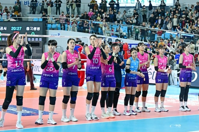 흥국생명 선수단이 24일 김천실내체육관에서 열린 도드람 2024~2025 V리그 여자부 정규시즌 3라운드 방문경기에서 팬들에게 인사하고 있다. /사진=한국배구연맹 제공