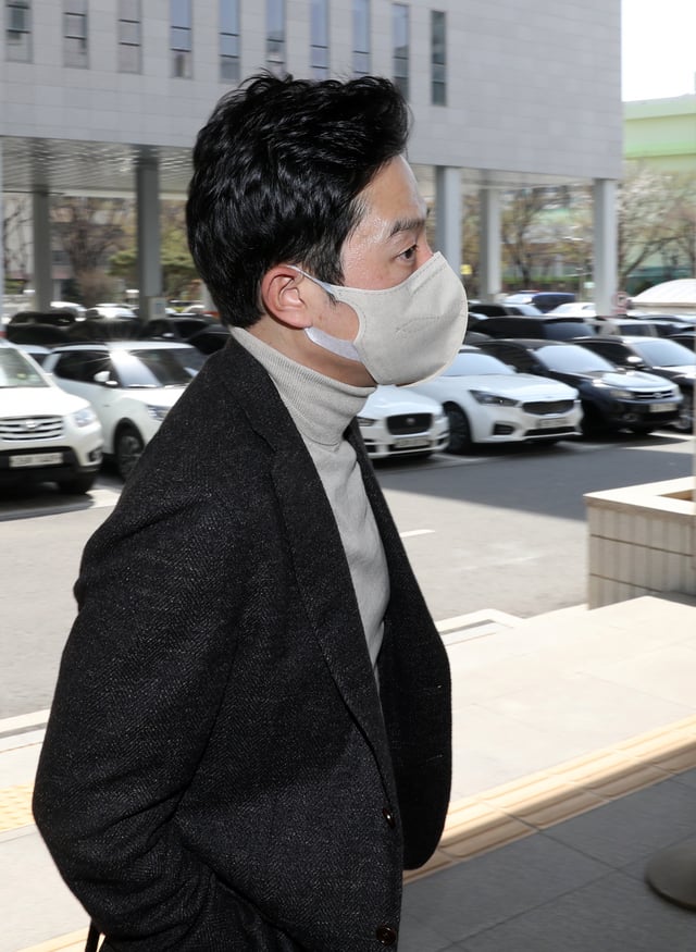 (서울=뉴스1) 이승배 기자 = 가상 화폐를 상장해 주겠다는 명목으로 수십억 원을 받은 혐의를 받는 프로골퍼 안성현이 2일 서울 양천구 서울남부지방법원에서 열린 특정경제범죄가중처벌법상 사기·배임수재 관련 공판에 출석하고 있다. 2024.4.2/뉴스1 Copyright (C) 뉴스1. All rights reserved. 무단 전재 및 재배포, AI학습 이용 금지. /사진=(서울=뉴스1) 이승배 기자