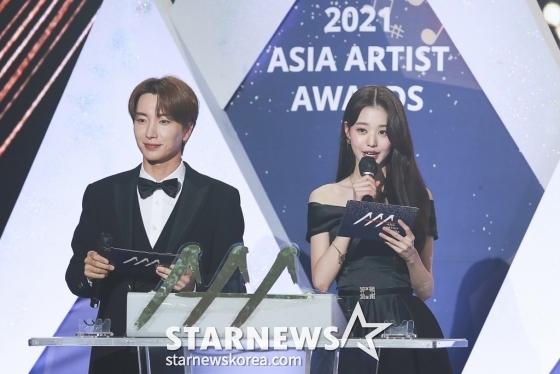 가수 이특. 장원영이 2일 오후 서울 강서구 등촌동 KBS 아레나에서 열린 2021 Asia Artist Awards (2021 아시아 아티스트 어워즈, 2021 AAA) 시상식에서 사회를 보고 있다 스타뉴스가 주최하고 AAA 조직위원회가 주관하는 AAA는 어디에서도 보지 못했던 새로운 무대를 선보이며 전 세계 팬들의 눈과 귀를 사로잡아 명실상부 NO.1 글로벌 시상식으로 거듭났다.