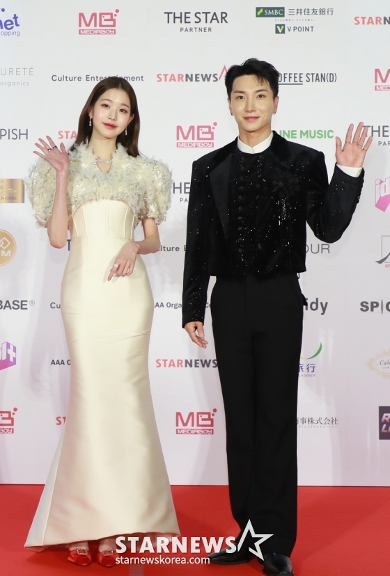 MC 장원영, 이특이 13일 오후 일본 나고야 니혼가이시홀에서 열린 스타뉴스-미디어보이 주최 '2022 Asia Artist Awards IN JAPAN'(2022 아시아 아티스트 어워즈, 이하 2022 AAA) 레드카펫행사에서 포즈를 취하고 있다. 스타뉴스와 미디어보이가 주최하고 Asia Artist Awards 조직위원회와 더스타파트너, 컬쳐 엔터테인먼트가 공동 주관하는 글로벌 NO.1 시상식 '2022 AAA'에는 올 한 해 동안 국내외에서 많은 사랑을 받은 가수, 배우들이 참석해 눈을 뗄 수 없는 화려한 글로벌 축제의 장을 펼친다. 2022.12.13
