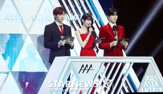 MC 강다니엘, 장원영, 성한빈이 14일 필리핀 아레나에서 열린 '2023 아시아 아티스트 어워즈 인 필리핀'(2023 Asia Artist Awards IN THE PHILIPPINES, 이하 '2023 AAA')에서 진행을 하고 있다. '2023 AAA'는 스타뉴스가 주최하고 Asia Artist Awards 조직위원회, TONZ 엔터테인먼트, PULP Live World가 공동 주관한다. 그룹 아이브(IVE) 장원영, 가수 강다니엘, 그룹 제로베이스원 성한빈이 MC를 맡았다. 2023.12.14 /사진=김창현
