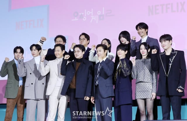 배우 양동근(왼쪽 위 시계방향), 이서환, 강애심, 조유리, 위하준, 강하늘, 박규영, 임시완, 이병헌, 이정재, 박성훈, 이진욱이 9일 오전 서울 중구 동대문디자인플라자에서 진행된 넷플릭스 시리즈 '오징어 게임 시즌2' 제작발표회에 참석해 포즈를 취하고 있다.  '오징어 게임 시즌2'는 복수를 다짐하고 다시 돌아와 게임에 참가하는 '기훈'(이정재)과 그를 맞이하는 '프론트맨'(이병헌)의 치열한 대결, 그리고 다시 시작되는 진짜 게임을 담은 이야기다. 오는 26일 공개. 2024.12.9 /사진=김창현 chmt@