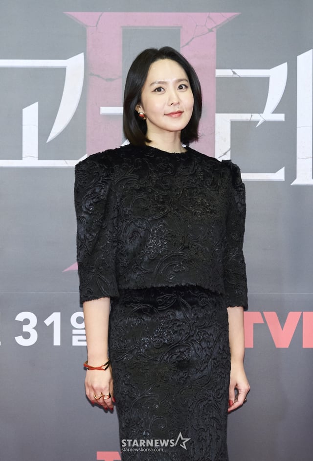 방송인 박지윤이 28일 오전 온라인 생중계로 진행된 티빙 오리지널 '여고추리반2' 제작발표회에 참석해 포즈를 취하고 있다. 새라여자고등학교에서 전학 간 다섯 명의 추리반 학생들이 더욱 거대한 사건을 만나면서 벌어지는 미스터리 어드벤처 '여고추리반2'는 오는 31일 공개된다. /사진제공=티빙 2021.12.28