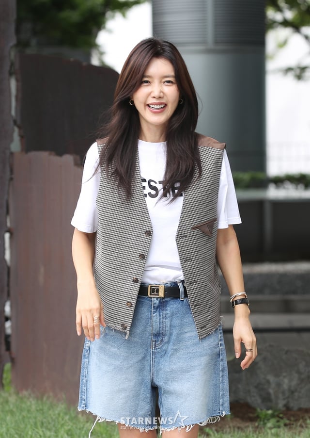 (서울=뉴스1) 권현진 기자 = 배우 채정안이 '컬투쇼' 녹음을 위해 19일 서울 양천구 목동SBS에 도착해 미소를 짓고 있다. 2024.9.19/뉴스1 Copyright (C) 뉴스1. All rights reserved. 무단 전재 및 재배포, AI학습 이용 금지. /사진=(서울=뉴스1) 권현진 기자