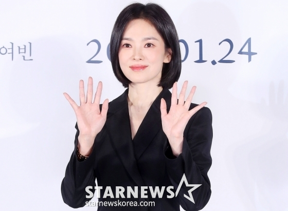 배우 송혜교가 16일 오전 서울 용산구 아이파크몰 CGV에서 진행된 영화 '검은 수녀들' 제작보고회에 참석해 포즈를 취하고 있다. '검은 수녀들'은 '검은 사제들'의 두 번째 이야기로 강력한 악령에 사로잡힌 소년을 구하기 위해 금지된 의식에 나서는 사람들의 이야기를 그린 영화다. 내년 1월 24일 개봉. 2024.12.16 /사진=김창현 chmt@