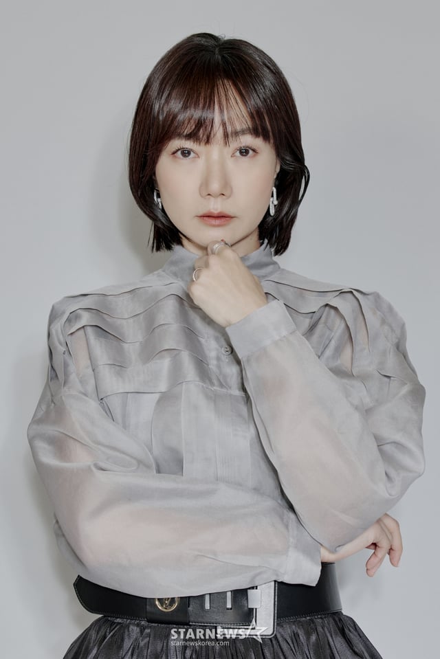 배우 배두나가 29일 오후 서울 종로구 소격동의 한 카페에서 진행된 쿠팡플레이 '가족계획' 관련 인터뷰를 위해 포즈를 취하고 있다. 극 중 배두나는 특별한 능력의 소유자이자 아이들에게 만큼은 다정한 엄마 영수 역할을 맡아 열연했다. '가족계획'은 기억을 자유자재로 편집할 수 있는 특수한 능력을 가진 엄마 한영수(배두나)가 가족들과 합심하여 악당들에게 지옥을 선사하는 이야기. '보이스'(2021) 김곡·김선 쌍둥이 형제 감독이 메가폰을 잡았다. / 사진제공=쿠팡플레이 /사진=김창현 chmt@
