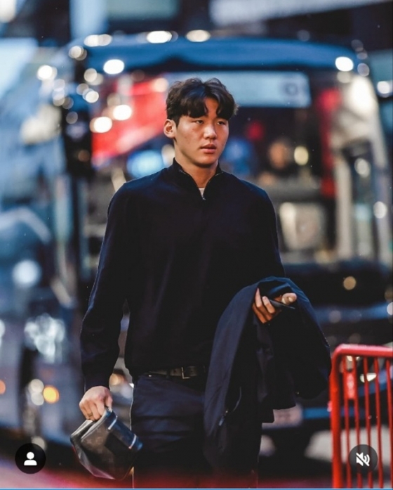 경기장에 들어서는 김지수. /사진=브렌트포드 SNS