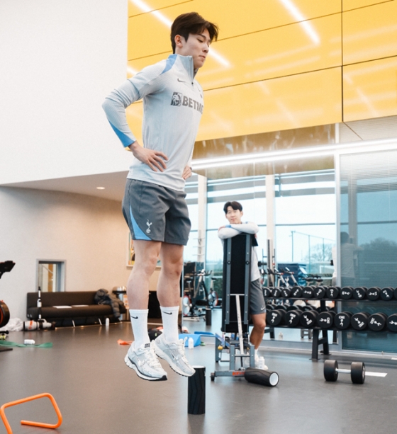 양민혁의 훈련 모습을 지켜보는 손흥민(오른쪽). /사진=토트넘 홋스퍼 공식 사회관계망서비스(SNS)