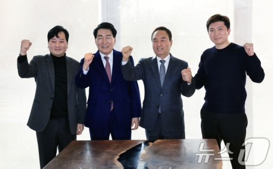 유승민 전 대한탁구협회장과 강신욱 단국대 명예교수(오른쪽부터). /사진=뉴스1 제공