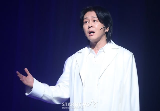 가수 윤도현이 29일 오후 서울 구로구 디큐브 링크아트센터에서 진행된 뮤지컬 '광화문 연가' 프레스콜에 참석해 열연을 하고 있다.  '광화문연가'는 생의 마지막 순간을 앞둔 '명우'와 그를 추억 여행으로 이끄는 인연술사 '월하'가 삶의 소중한 순간들을 들여다보는 이야기를 담은 작품이다. 내년 1월 5일까지 공연된다. 2024.10.29 /사진=김창현 chmt@