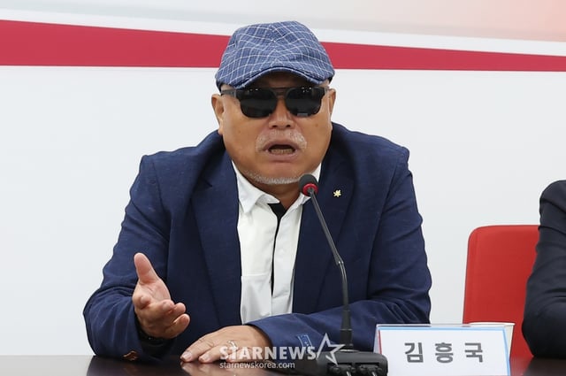 (서울=뉴스1) 김민지 기자 = 가수 김흥국 씨가 4일 오전 서울 여의도 국민의힘 중앙당사에서 열린 2024 총선 지원 연예인 자원봉사단 간담회에서 발언하고 있다. 2024.6.4/뉴스1  Copyright (C) 뉴스1. All rights reserved. 무단 전재 및 재배포,  AI학습 이용 금지. /사진=(서울=뉴스1) 김민지 기자