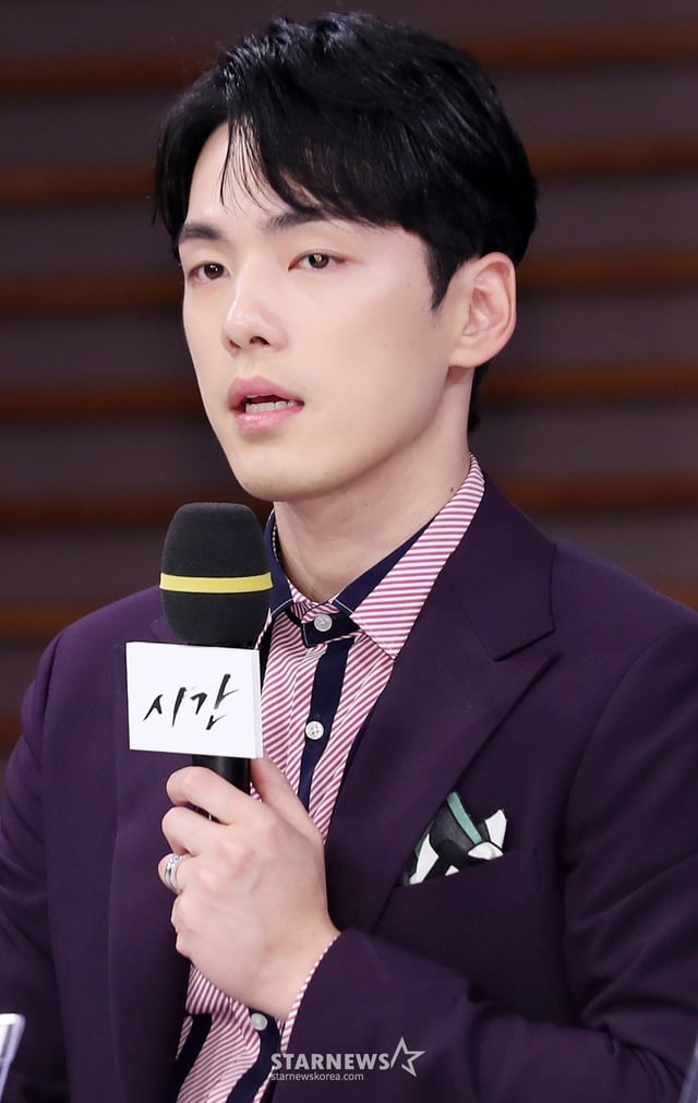 배우 김정현이 20일 오후 서울 마포구 상암 MBC 골든마우스홀에서 진행된 수목 미니시리즈 '시간' 제작발표회에 참석해 질의응답을 하고 있다. /사진=김휘선 기자 hwijpg@
