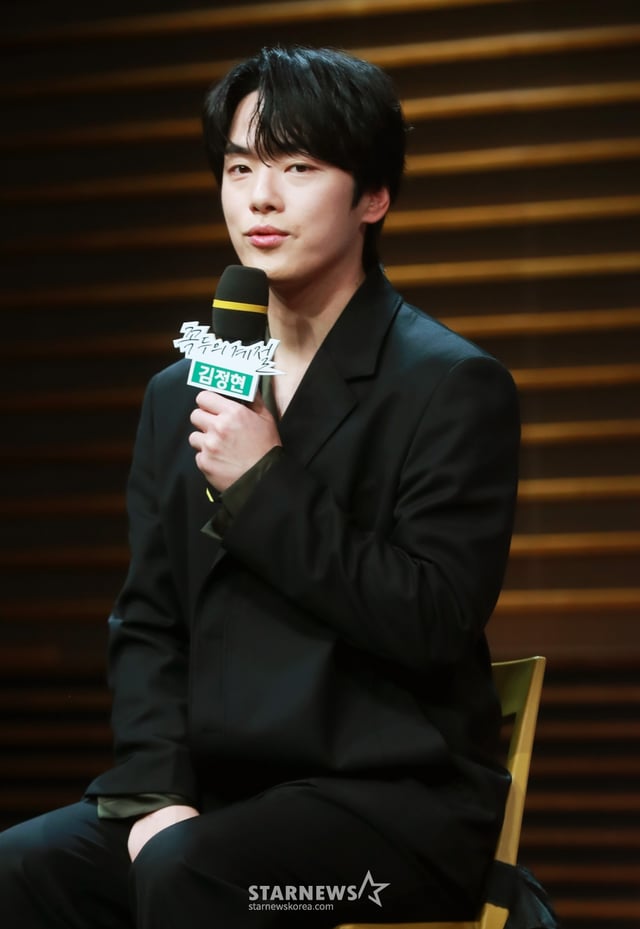 배우 김정현이 27일 오후 서울 마포구 상암동 MBC 사옥에서 진행된 금토드라마 '꼭두의 계절' 제작발표회에 참석해 포즈를 취하고 있다. 99년마다 인간에게 천벌을 내리러 이승에 내려오는 사신(死神) 꼭두가 신비한 능력을 가진 왕진의사 한계절을 만나 벌이는 생사여탈 판타지 로맨스 '꼭두의 계절'은 오늘(27일) 첫 방송된다. /2023.01.27