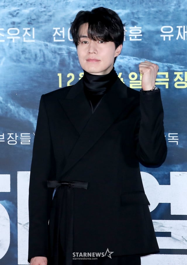 (서울=뉴스1) 권현진 기자 = 배우 이동욱이 18일 서울 용산구 CGV용산아이파크몰에서 열린 영화 '하얼빈' 언론 시사회에 참석해 포즈를 취하고 있다.   '하얼빈'은 1909년, 하나의 목적을 위해 하얼빈으로 향하는 이들과 이를 쫓는 자들 사이의 숨 막히는 추적과 의심을 그린 작품이다. 2024.12.18/뉴스1  Copyright (C) 뉴스1. All rights reserved. 무단 전재 및 재배포,  AI학습 이용 금지. /사진=(서울=뉴스1) 권현진 기자