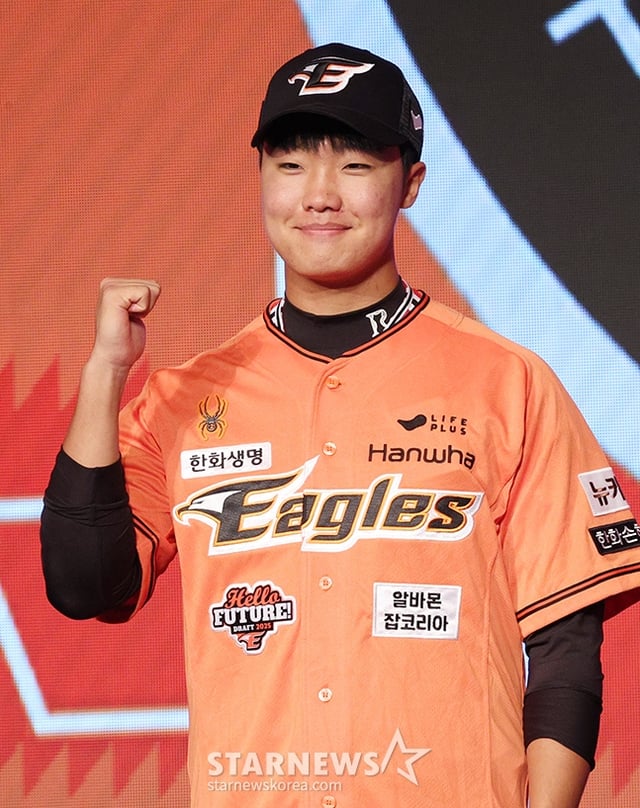 'KBO 2025 신인 드래프트'가 지난해 9월 서울 송파구 롯데호텔 월드 크리스탈 볼룸에서 열렸다. 전체 2순위로 한화에 지명된 전주고 정우주가 포토타임을 갖고 있다. /사진=김진경 대기자