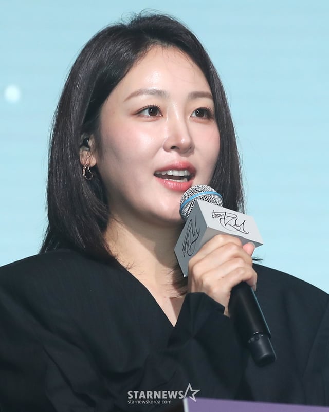 (서울=뉴스1) 권현진 기자 = 방송인 신아영이 5일 오후 서울 송파구 잠실 롯데호텔 월드에서 열린 쯔위의 솔로 데뷔앨범 'abouTZU' 발매 기념 기자간담회에 참석해 진행을 하고 있다. Copyright (C) 뉴스1. All rights reserved. 무단 전재 및 재배포, AI학습 이용 금지. /사진=(서울=뉴스1) 권현진 기자