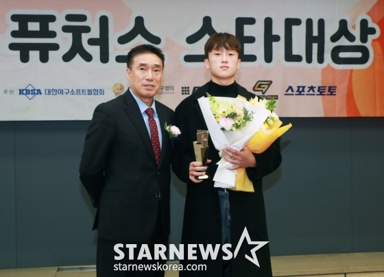 김현우(오른쪽)와 하석주 아주대 감독이 지난해 11월 25일 서울 중구 한국프레스센터 기자회견장에서 열린 '2024 퓨처스 스타대상'에서 함께 기념 촬영을 하고 있다. /사진=이동훈 기자