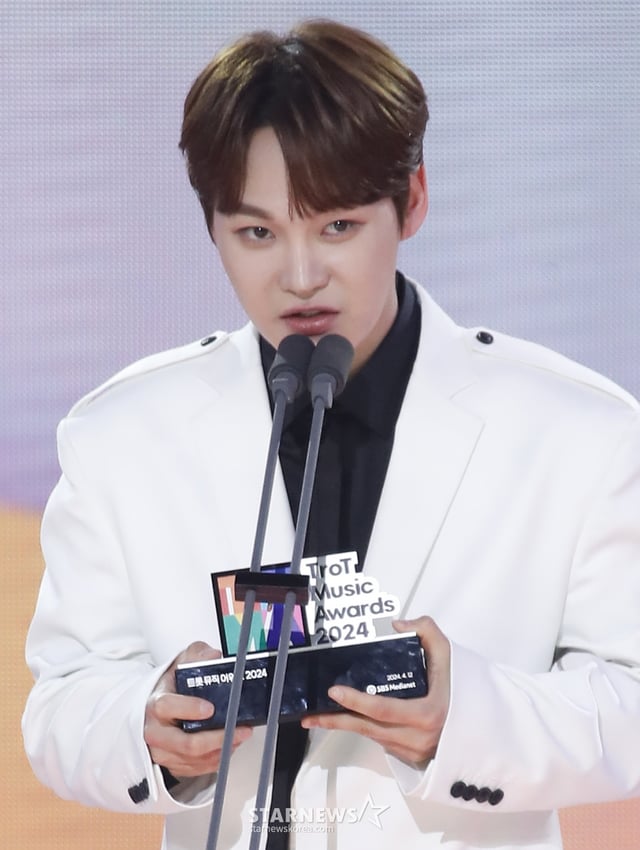 (서울=뉴스1) 권현진 기자 = 가수 박서진이 12일 오후 서울 마포구 상암동 SBS 프리즘타워에서 열린 '트롯뮤직어워즈 2024'에서 '10대 가수상'상을 받은 뒤 소감을 말하고 있다. 2024.4.12/뉴스1 Copyright (C) 뉴스1. All rights reserved. 무단 전재 및 재배포, AI학습 이용 금지. /사진=(서울=뉴스1) 권현진 기자