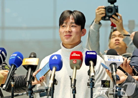 양민혁이 지난달 16일 오전 인천국제공항 제2터미널을 통해 영국 런던으로 출국하기 전 취재진과 인터뷰를 하고 있다. /사진=뉴스1