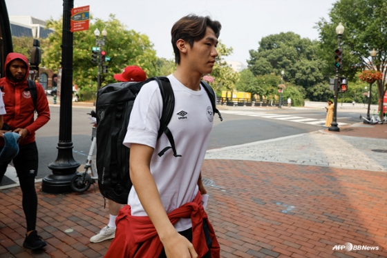 경기장에 들어서는 김지수. /AFPBBNews=뉴스1