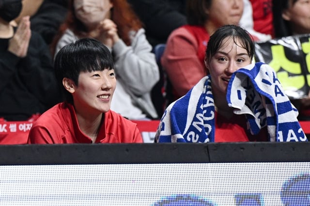 BNK 박혜진(왼쪽)이 5일 하나은행전을 벤치에서 지켜보고 있다. /사진=WKBL 제공