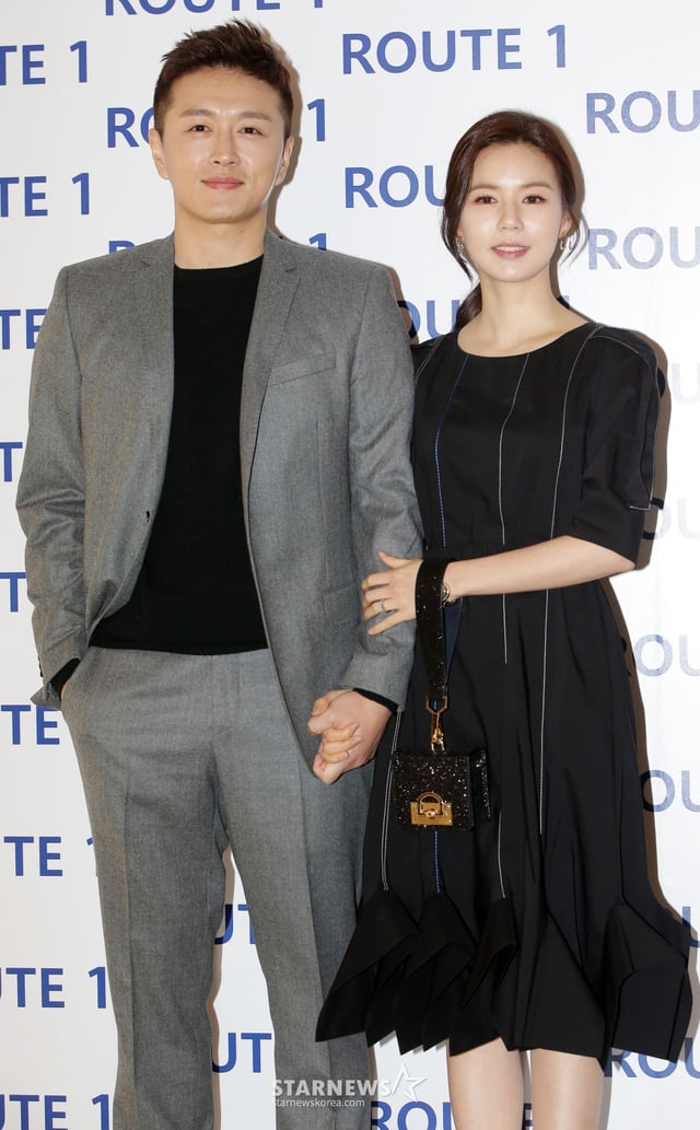 $ 배우 진태현, 박시은 부부가 8일 오후 서울 강남구 청담동 한 매장에서 진행된 여성 브랜드 루트원 론칭 행사에 참석해 포즈를 취하고 있다. /사진=김창현 기자 chmt@