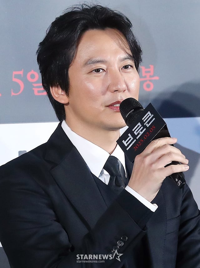 배우 김남길이 6일 오전 서울 광진구 롯데시네마 건대입구에서 진행된 영화 '브로큰' 제작보고회에 참석해 인사말을 하고 있다.  '브로큰'은 시체로 돌아온 동생과 사라진 그의 아내, 사건을 예견한 베스트셀러 소설까지, 모든 것이 얽혀버린 그날 밤의 진실을 밝히기 위해 끝까지 달려가는 민태(하정우 분)의 분노의 추적을 그린 이야기. 오는 2월 5일 개봉. 2025.01.06 /사진=김창현 chmt@