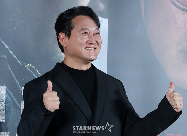 배우 정만식이 6일 오전 서울 광진구 롯데시네마 건대입구에서 진행된 영화 '브로큰' 제작보고회에 참석해 포즈를 취하고 있다.   '브로큰'은 시체로 돌아온 동생과 사라진 그의 아내, 사건을 예견한 베스트셀러 소설까지, 모든 것이 얽혀버린 그날 밤의 진실을 밝히기 위해 끝까지 달려가는 민태(하정우 분)의 분노의 추적을 그린 이야기. 오는 2월 5일 개봉. 2025.01.06 /사진=김창현 chmt@
