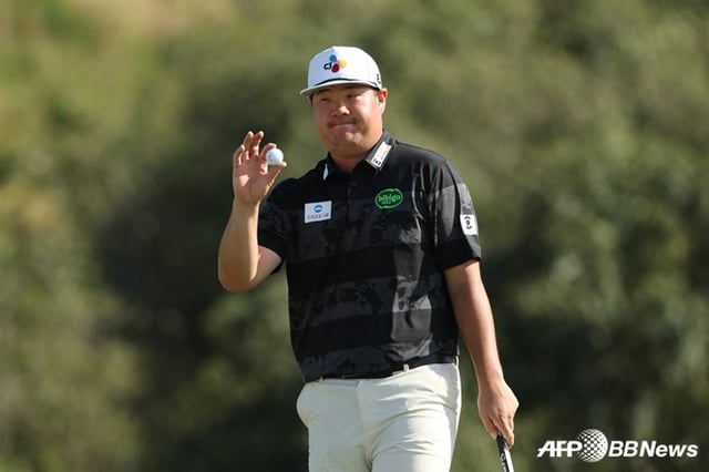 임성재가 6일 PGA 투어 개막전 더 센트리에서 버디를 잡아내고 세리머니를 하고 있다. /AFPBBNews=뉴스1
