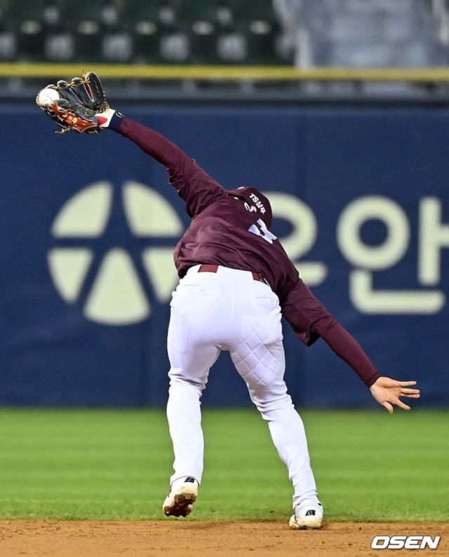 키움 시절 김혜성이 머리 위로 넘어가는 공을 잡아내고 있다.