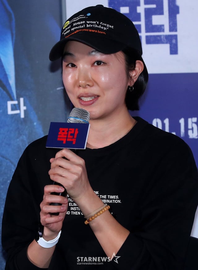현해리 감독이 6일 오후 서울 용산구 아이파크몰 CGV에서 진행된 영화 '폭락' 언론시사회 및 기자간담회에 참석해 인사말을 하고 있다.  '폭락'은 고(故) 송재림 배우의 유작이자 가상화폐 시장에 뛰어든 청년 사업가 혹은 사기꾼의 이야기를 그린 영화다. 오는 15일 개봉. 2025.01.06 /사진=김창현 chmt@