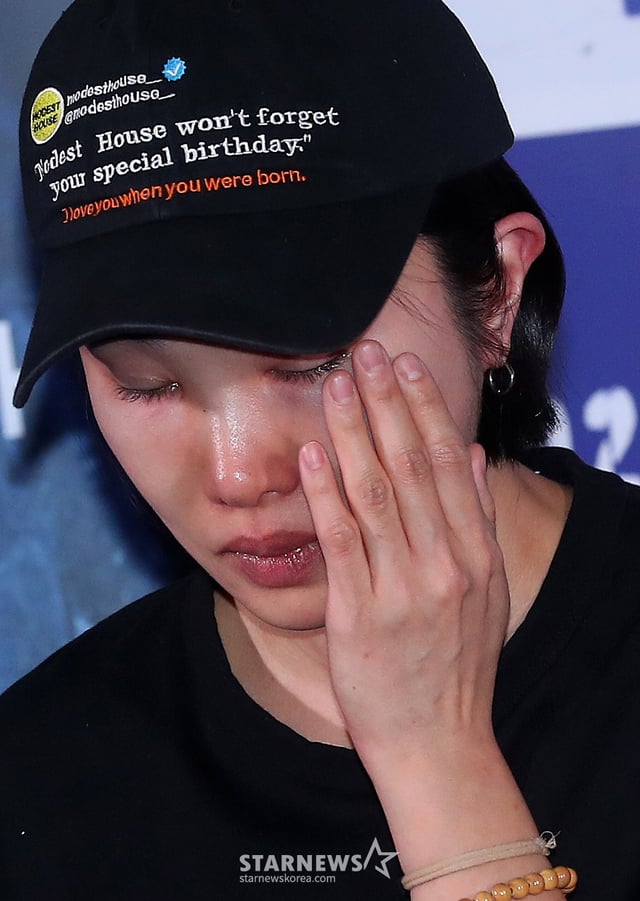 현해리 감독이 6일 오후 서울 용산구 아이파크몰 CGV에서 진행된 영화 '폭락' 언론시사회 및 기자간담회에서 故 송재림 생각에 눈물을 흘리고 있다. '폭락'은 고(故) 송재림 배우의 유작이자 가상화폐 시장에 뛰어든 청년 사업가 혹은 사기꾼의 이야기를 그린 영화다. 오는 15일 개봉. 2025.01.06 /사진=김창현 chmt@