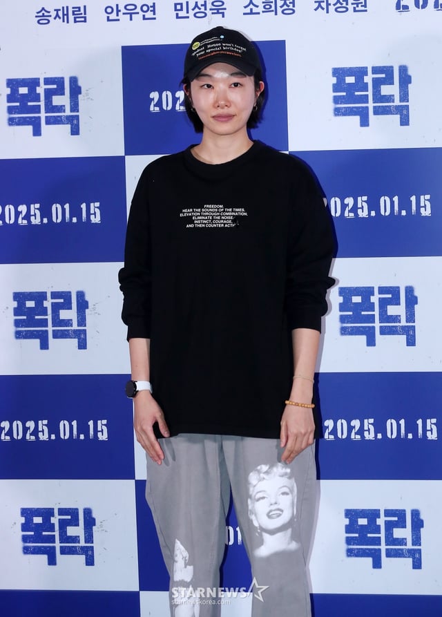 현해리 감독이 6일 오후 서울 용산구 아이파크몰 CGV에서 진행된 영화 '폭락' 언론시사회 및 기자간담회에 참석해 포즈를 취하고 있다. '폭락'은 고(故) 송재림 배우의 유작이자 가상화폐 시장에 뛰어든 청년 사업가 혹은 사기꾼의 이야기를 그린 영화다. 오는 15일 개봉. 2025.01.06 /사진=김창현 chmt@