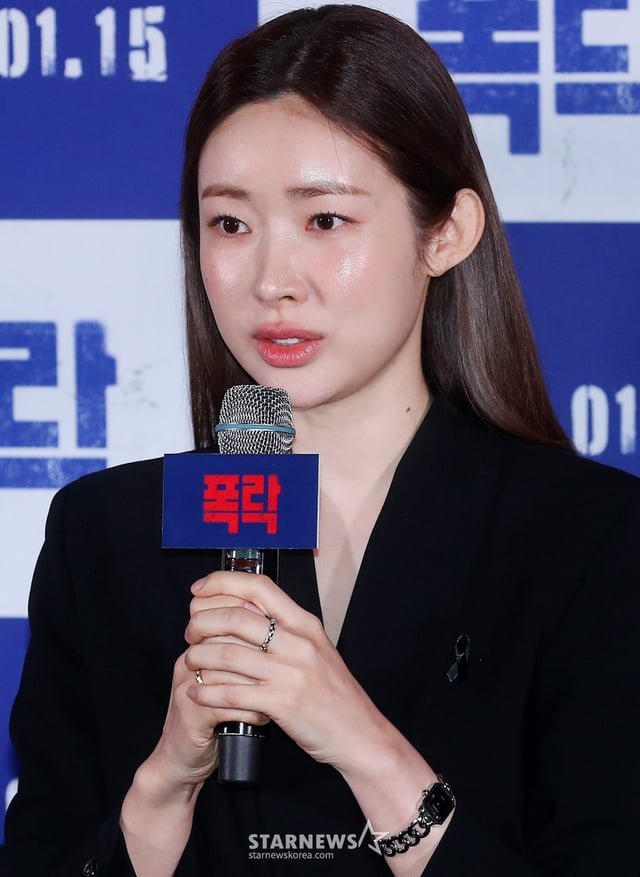 배우 차정원이 6일 오후 서울 용산구 아이파크몰 CGV에서 진행된 영화 '폭락' 언론시사회 및 기자간담회에 참석해 인사말을 하고 있다. '폭락'은 고(故) 송재림 배우의 유작이자 가상화폐 시장에 뛰어든 청년 사업가 혹은 사기꾼의 이야기를 그린 영화다. 오는 15일 개봉. 2025.01.06 /사진=김창현 chmt@