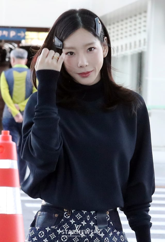 그룹 소녀시대(SNSD) 태연이 루이 비통 2024 S/S 여성 컬렉션 패션쇼 참석을 위해 프랑스 파리로 1일 오전 인천국제공항을 통해 출국하고 있다. 2023.10.01 /사진=임성균