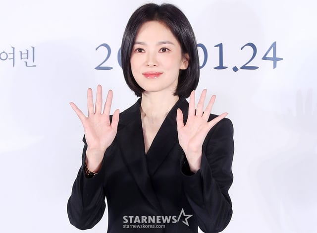 배우 송혜교가 16일 오전 서울 용산구 아이파크몰 CGV에서 진행된 영화 '검은 수녀들' 제작보고회에 참석해 포즈를 취하고 있다. '검은 수녀들'은 '검은 사제들'의 두 번째 이야기로 강력한 악령에 사로잡힌 소년을 구하기 위해 금지된 의식에 나서는 사람들의 이야기를 그린 영화다. 내년 1월 24일 개봉. 2024.12.16 /사진=김창현 chmt@