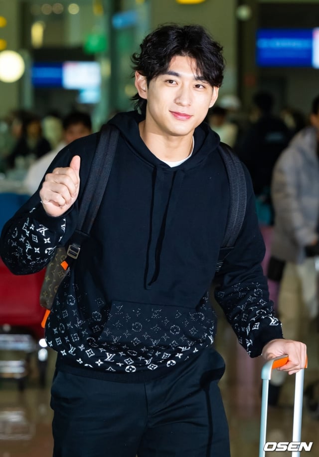 이정후가 지난해 1월 인천국제공항을 통해 샌프란시스코의 스프링캠프가 있는 미국 애리조나로 출국하면서 미소를 짓고 있다.