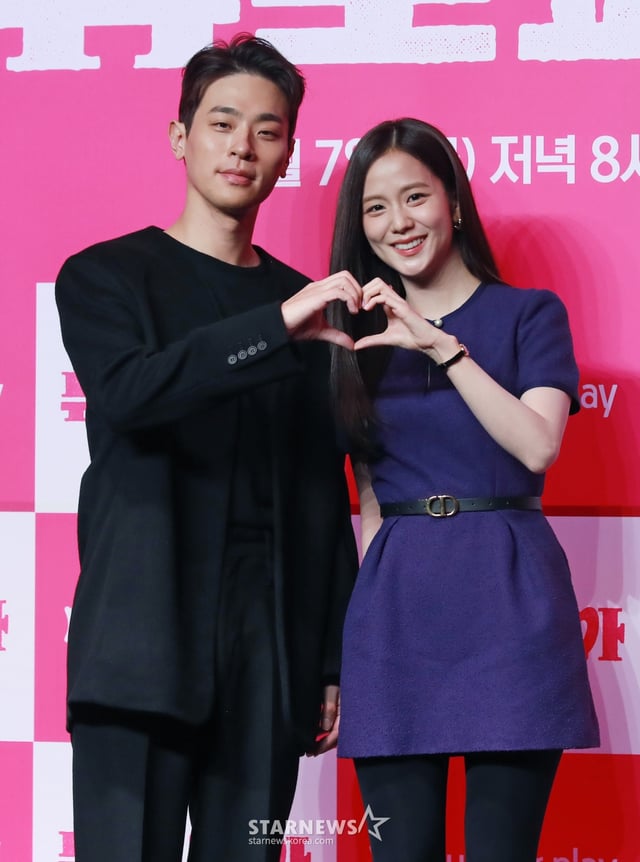 배우 박정민, 지수가 7일 오전 서울 여의도 콘래드호텔에서 진행된 쿠팡플레이 오리지널 시리즈 '뉴토피아' 제작발표회에서 포즈를 취하고 있다. 군인 재윤과 곰신 영주가 좀비에 습격당한 서울 도심을 가로질러 서로에게 달려가는 이야기 '뉴토피아'는 2월 7일 공개된다. /2025.01.07 /사진=이동훈 photoguy@