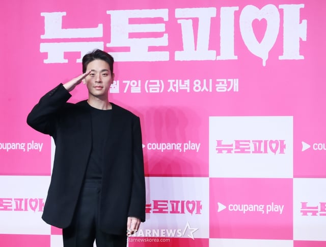 배우 박정민이 7일 오전 서울 여의도 콘래드호텔에서 진행된 쿠팡플레이 오리지널 시리즈 '뉴토피아' 제작발표회에서 포즈를 취하고 있다. 군인 재윤과 곰신 영주가 좀비에 습격당한 서울 도심을 가로질러 서로에게 달려가는 이야기 '뉴토피아'는 2월 7일 공개된다. /2025.01.07 /사진=이동훈 photoguy@