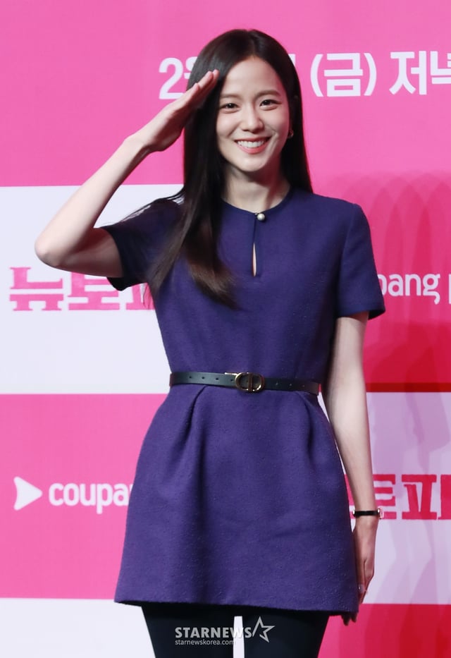 배우 지수가 7일 오전 서울 여의도 콘래드호텔에서 진행된 쿠팡플레이 오리지널 시리즈 '뉴토피아' 제작발표회에서 포즈를 취하고 있다. 군인 재윤과 곰신 영주가 좀비에 습격당한 서울 도심을 가로질러 서로에게 달려가는 이야기 '뉴토피아'는 2월 7일 공개된다. /2025.01.07 /사진=이동훈 photoguy@