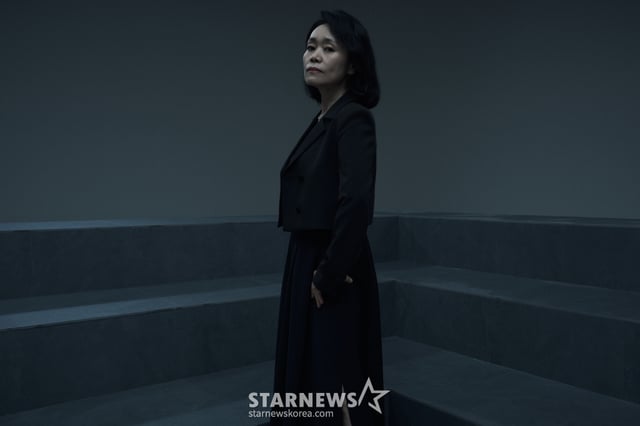 배우 강애심이 7일 오후 서울 종로구 소격동의 한 카페에서 진행된 넷플릭스 시리즈 '오징어 게임2' 관련 인터뷰를 위해 포즈를 취하고 있다.  강애심은 극 중 아들(양동근)의 빚을 대산 갚기 위해 게임에 참가한 엄마 금자 역을 맡아 열연했다. / 사진제공=넷플릭스 /사진=김창현 chmt@