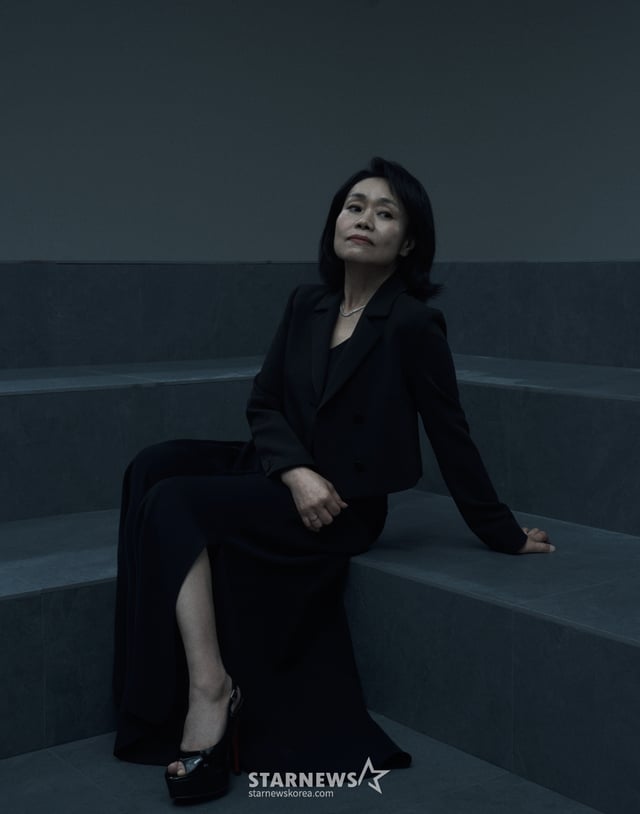 배우 강애심이 7일 오후 서울 종로구 소격동의 한 카페에서 진행된 넷플릭스 시리즈 '오징어 게임2' 관련 인터뷰를 위해 포즈를 취하고 있다.  강애심은 극 중 아들(양동근)의 빚을 대산 갚기 위해 게임에 참가한 엄마 금자 역을 맡아 열연했다. / 사진제공=넷플릭스 /사진=김창현 chmt@