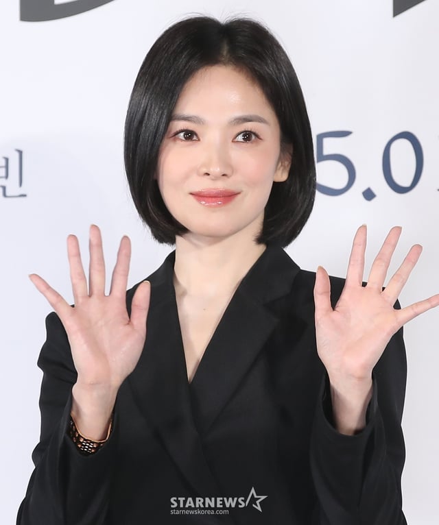 (서울=뉴스1) 권현진 기자 = 배우 송혜교가 16일 서울 용산구 CGV 용산아이파크몰에서 열린 영화 '검은 수녀들'(감독 권혁재) 제작보고회에서 포즈를 취하고 있다. '검은 수녀들'은 강력한 악령에 사로잡힌 소년을 구하기 위해 금지된 의식에 나서는 사람들의 이야기를 그린 작품이다. 2024.12.16/뉴스1 Copyright (C) 뉴스1. All rights reserved. 무단 전재 및 재배포, AI학습 이용 금지. /사진=(서울=뉴스1) 권현진 기자