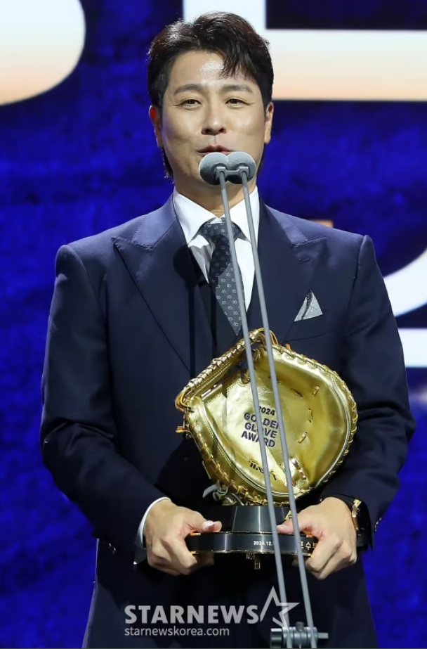 삼성 강민호가 2024 KBO 골든글러브상을 수상하고 소감을 밝히고 있다. /사진=김창현 기자