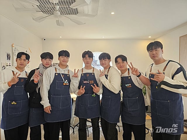 NC 선수단이 사회공헌을 위한 일일 카페를 진행했다. 왼쪽부터 박주찬, 목지훈, 신용석, 천재환, 최보성, 안중열, 김태현. /사진=NC 다이노스 제공