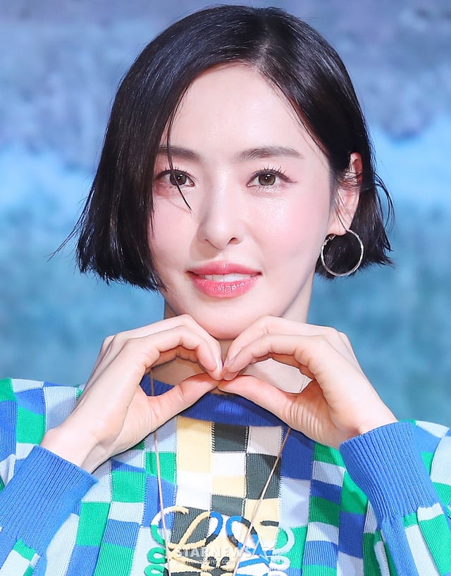 배우 이다희가 8일 오전 서울 마포구 호텔 나루 엠갤러리에서 진행된 넷플릭스 시리즈 '솔로지옥4' 제작발표회에 참석해 포즈를 취하고 있다. '솔로지옥4'는 커플이 되어야만 나갈 수 있는 외딴 섬, '지옥도'에서 펼쳐질 솔로들의 솔직하고 화끈한 데이팅 리얼리티쇼. 오는 14일 공개. 2025.01.08 /사진=김창현 chmt@