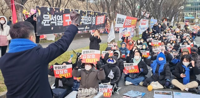 (구미=뉴스1) 정우용 기자 = 안전을 이유로 가수 이승환 씨의 콘서트 대관을 구미시가 취소하자 '윤석열 퇴진' 구미 시국회의 단체 회원들이 27일 오후 구미시청앞에서 '극우의 낭만도시 거부한다, 구미시민 촛불 콘서트를 열고 김장호 구미시장을 규탄하는 구호를 외치고 있다. 이들은 촛불집회에 이어 가수 이승환 영상 콘서트를 진행했다. 2024.12.27/뉴스1  Copyright (C) 뉴스1. All rights reserved. 무단 전재 및 재배포,  AI학습 이용 금지. /사진=(구미=뉴스1) 정우용 기자